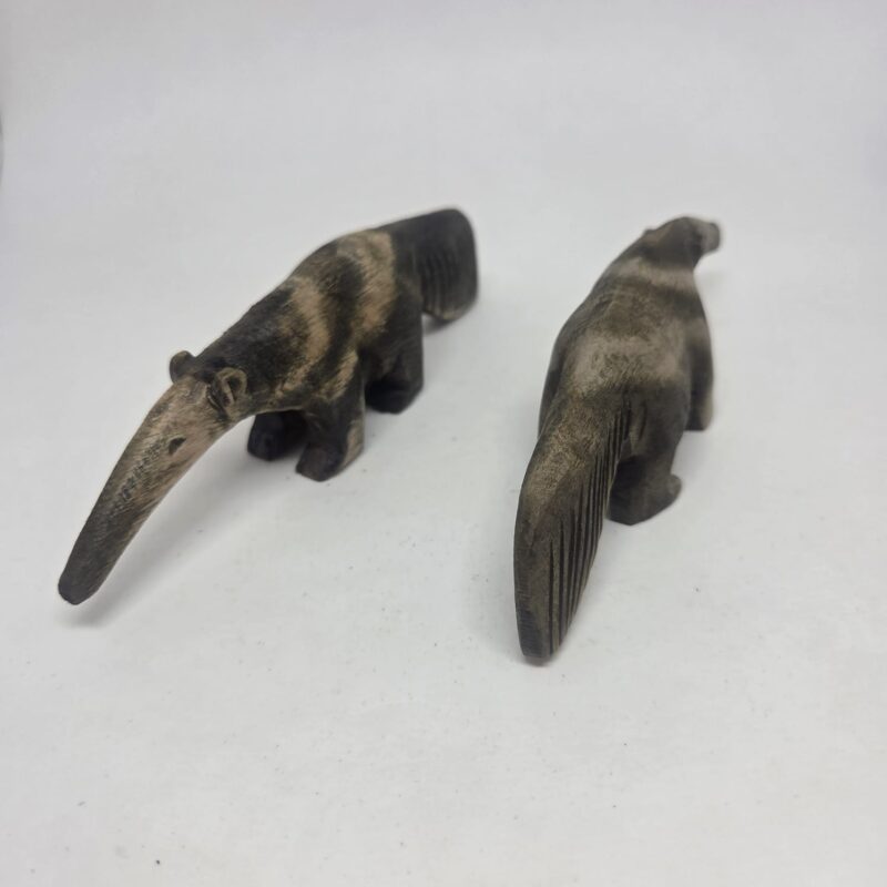 Animais de madeira entalhados