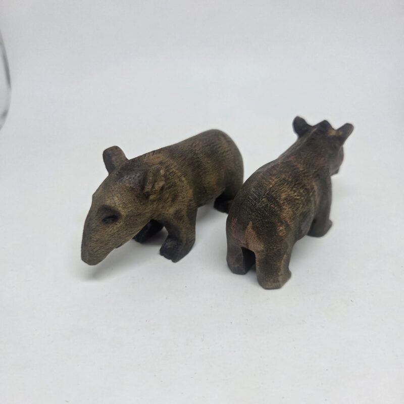 Animais de madeira entalhados