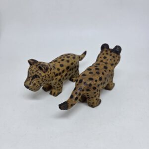 Animais de madeira entalhados