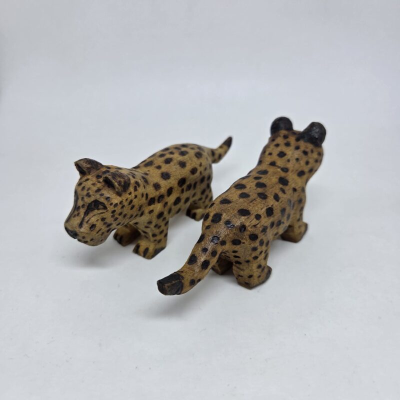 Animais de madeira entalhados