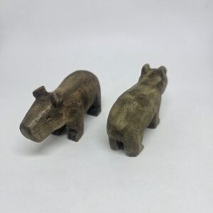 Animais de madeira entalhados