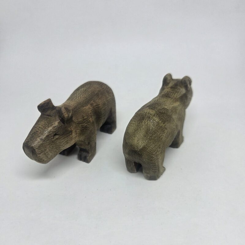 Animais de madeira entalhados