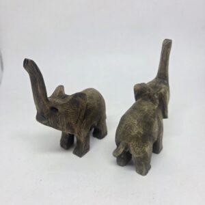 Animais de madeira entalhados