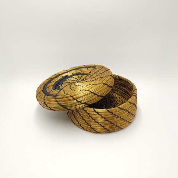 15396465208-15277355687-whatsapp-image-2024-06-10-at-16-39-37.jpeg Caixa de Capim Dourado Coleção Marcelo Rosenbaum 13 x 5cm