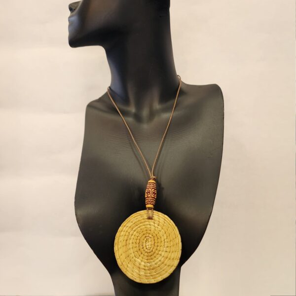 15396620490-whatsapp-image-2025-11-27-at-15-45-45.jpeg Colar Fio de Seda com Mandala de Capim Dourado