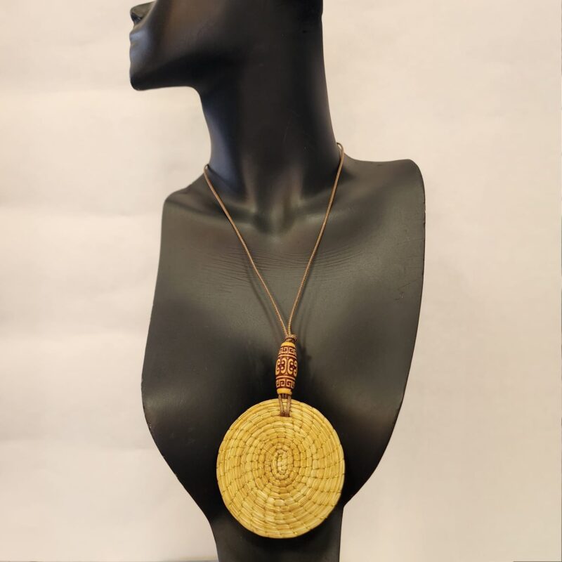 Colar Fio de Seda com Mandala de Capim Dourado