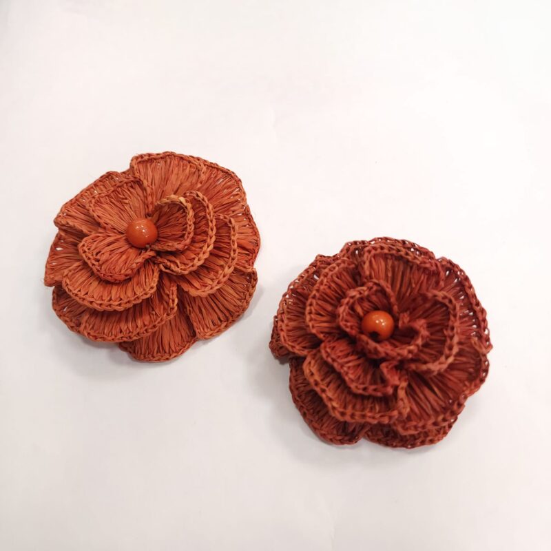 15399396244-whatsapp-image-2025-12-11-at-15-26-17-1.jpeg Flor de fibra de buriti com bico de pato para cabelo Grande