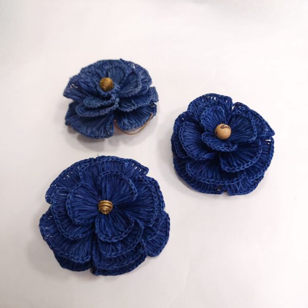 15399396249-whatsapp-image-2025-12-11-at-15-26-16.jpeg Flor de fibra de buriti com bico de pato para cabelo Grande