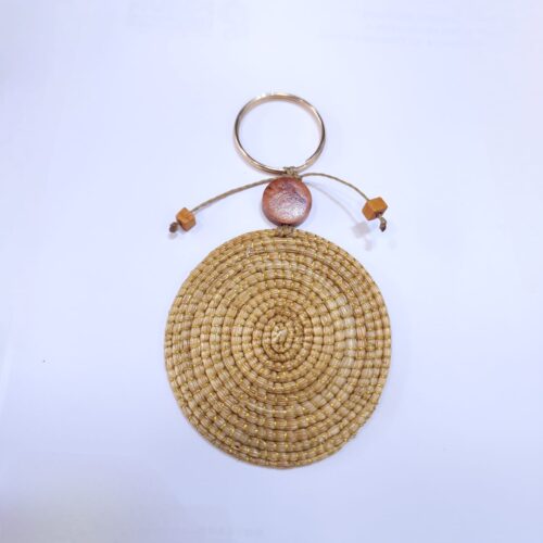 15400187089-whatsapp-image-2025-12-15-at-12-17-48.jpeg Chaveiro Mandala de Capim Dourado com Madeira + Argola