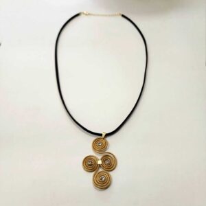 15464107901-0902.jpg Colar de fio de Couro com Capim Dourado