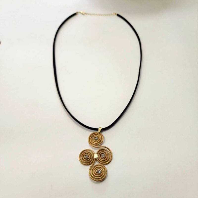 15464107901-0902.jpg Colar de fio de Couro com Capim Dourado