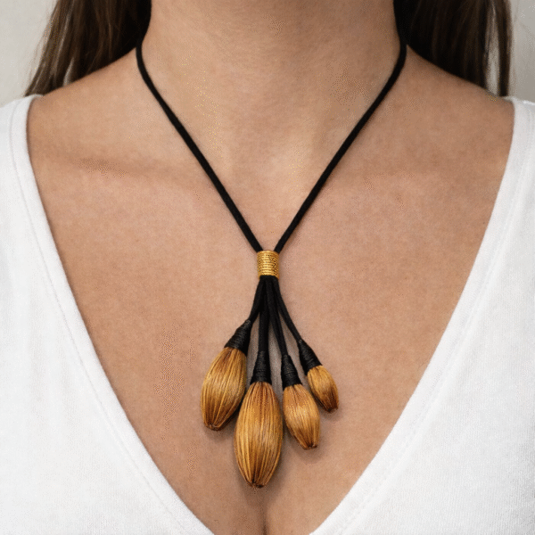 15464129348-0904.png Colar de Tecido com Gotas de Capim Dourado Gravata