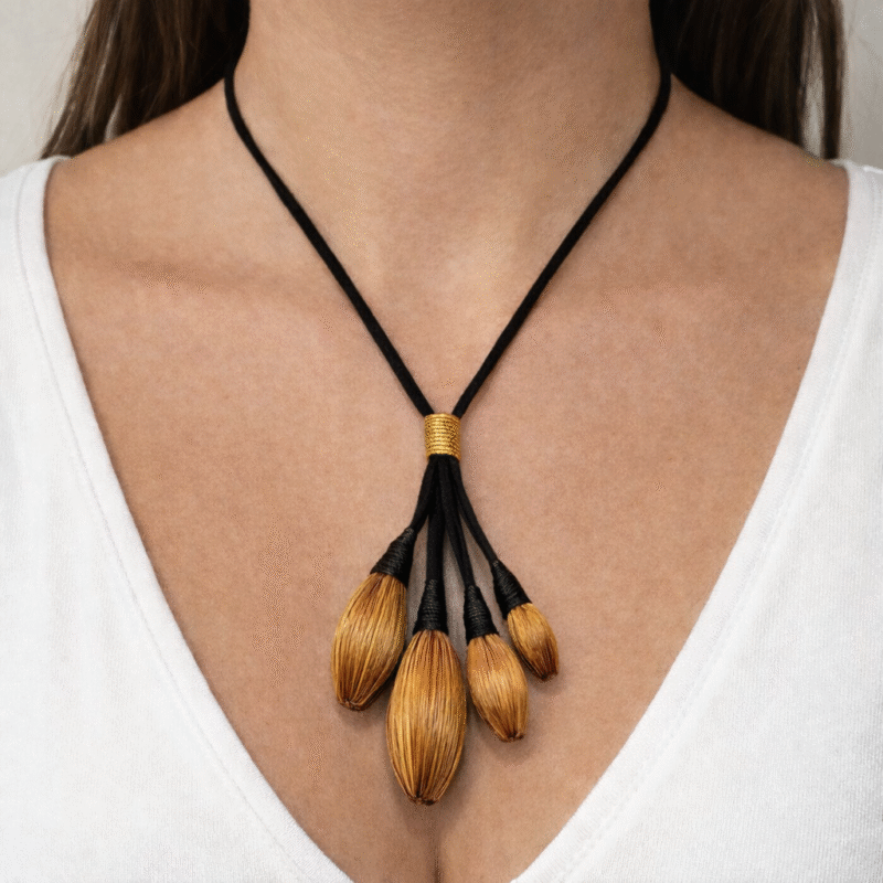 Colar de Tecido com Gotas de Capim Dourado Gravata
