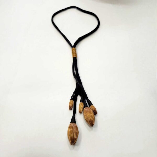 15464129408-0904.jpg Colar de Tecido com Gotas de Capim Dourado Gravata