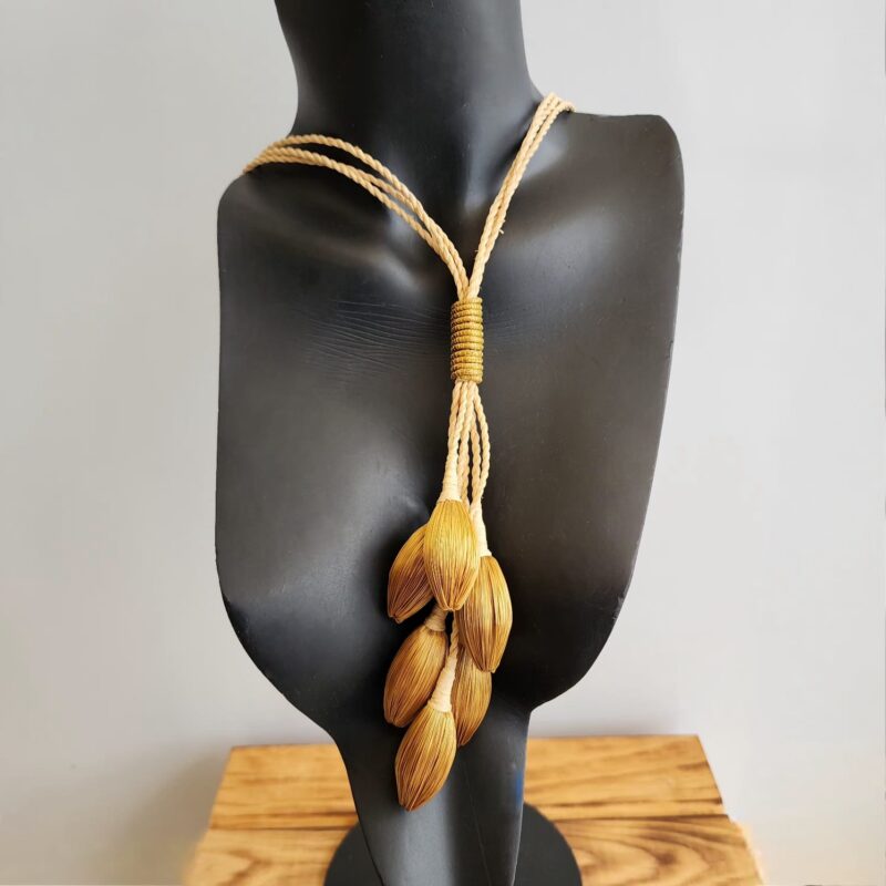 Colar de Fibra de Buriti com Gotas de Capim Dourado Gravata