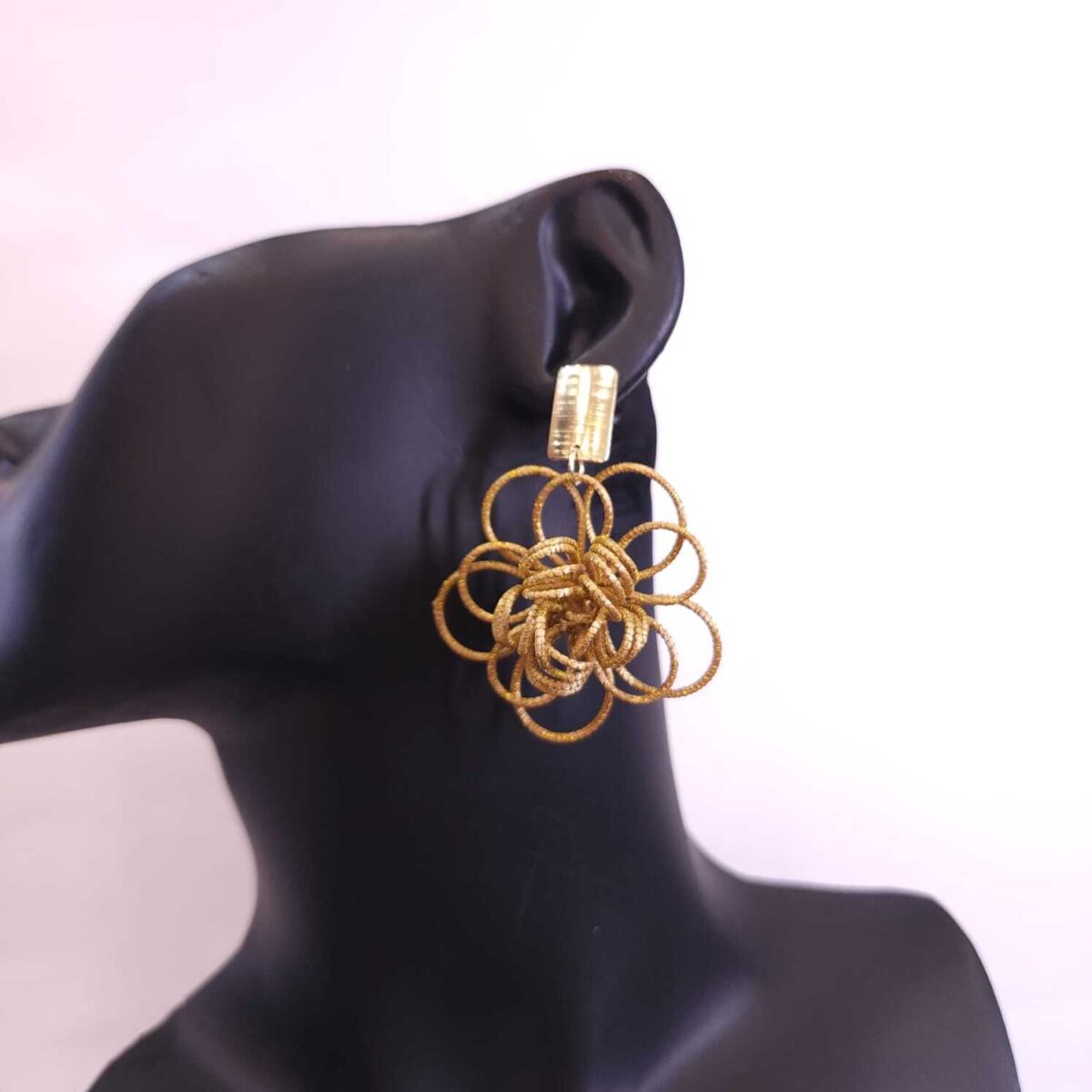 0765 - Brinco Capim Dourado Flor Luxo