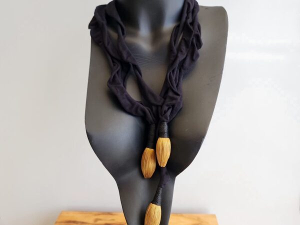 15336613293-whatsapp-image-2025-03-31-at-11-15-08-1.jpeg Colar de Tecido com Gotas de Capim Dourado