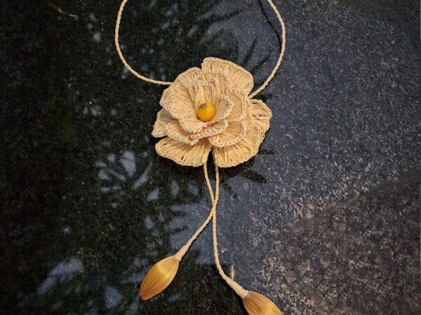 15367337569-15361365877-15356608485-whatsapp-image-2025-06-19-at-13-56-23.jpeg ##COLAR FIBRA DE BURITI + FLOR DE FIBRA DE BURITI#