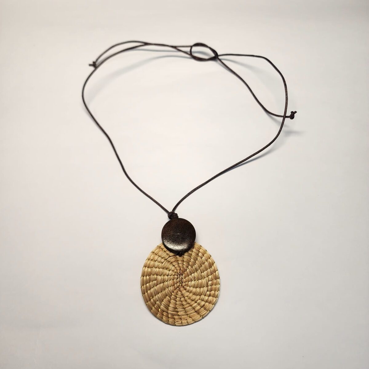 Colar de Couro com Mandala de Capim Dourado + Madeira