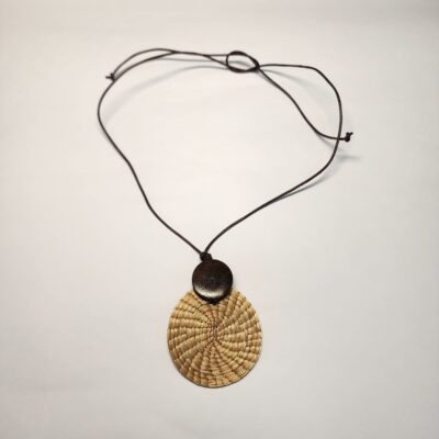 Colar de Couro com Mandala de Capim Dourado + Madeira