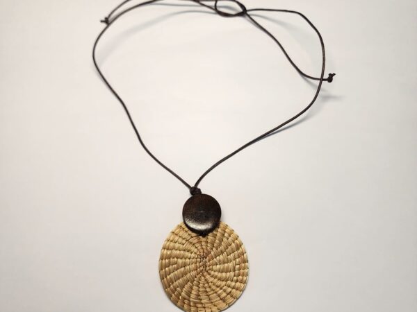 Colar de Couro com Mandala de Capim Dourado + Madeira