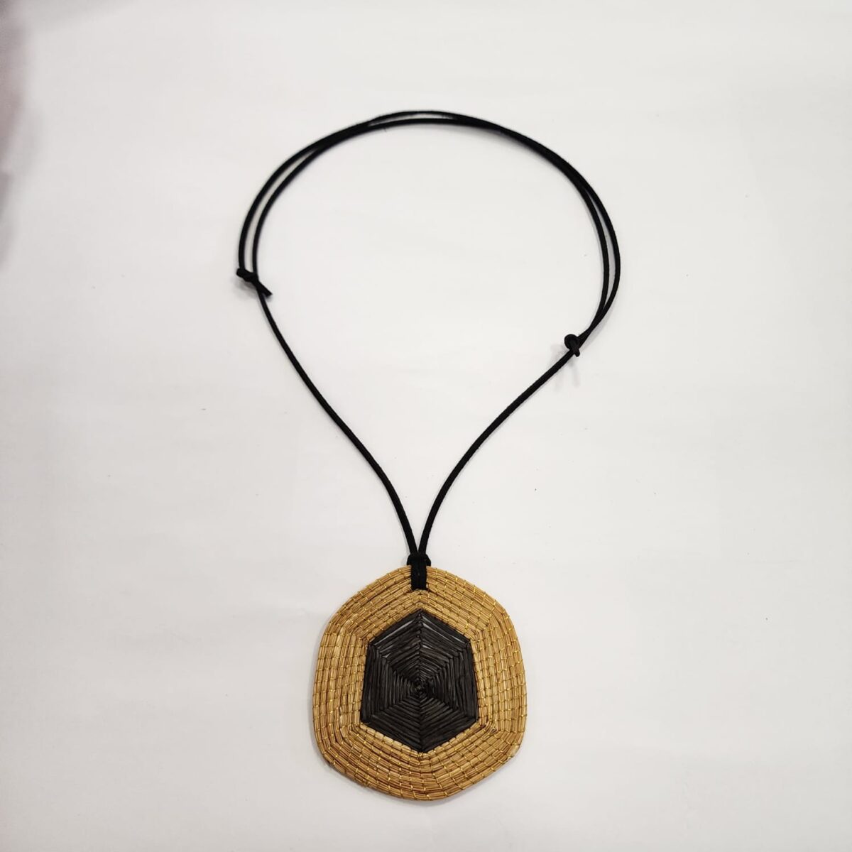 Colar com Mandala de Capim Dourado + Fibra de Buriti