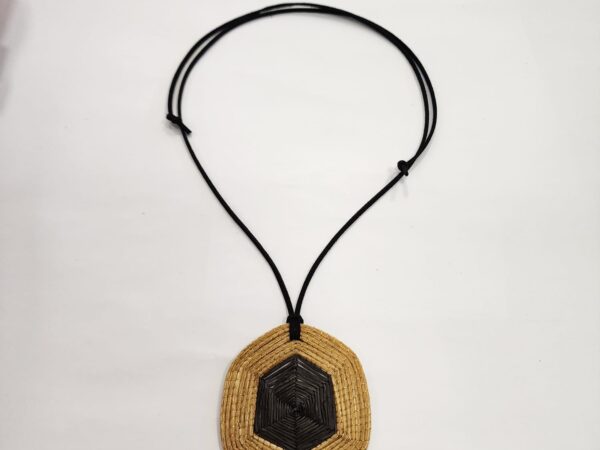 Colar com Mandala de Capim Dourado + Fibra de Buriti