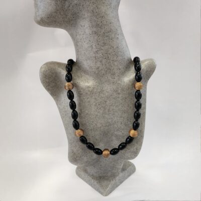 15378420642-whatsapp-image-2025-09-20-at-10-40-19-1.jpeg Colar Esferas de Capim Dourado com Azeitonas Negras com Fecho