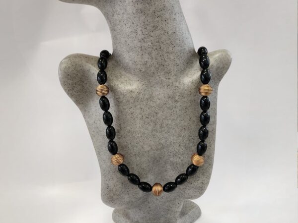Colar  Esferas de Capim Dourado com Azeitonas Negras com Fecho
