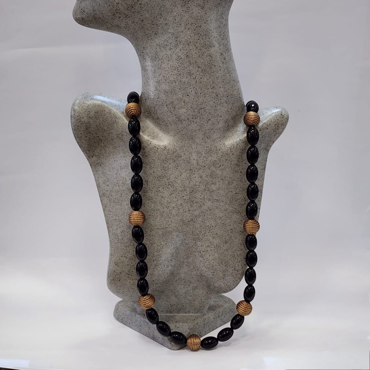 Colar  Esferas de Capim Dourado com Azeitonas Negras Sem Regulagem