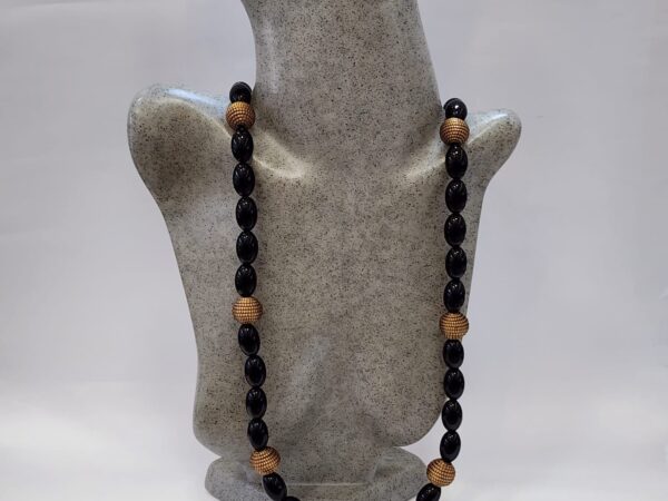 Colar  Esferas de Capim Dourado com Azeitonas Negras Sem Regulagem