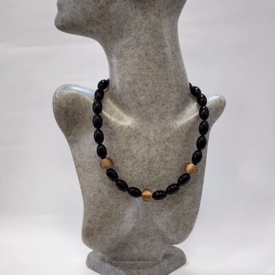 Colar  Esferas de Capim Dourado com Azeitonas Negras com Fecho