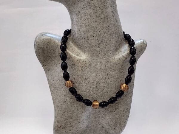 Colar  Esferas de Capim Dourado com Azeitonas Negras com Fecho