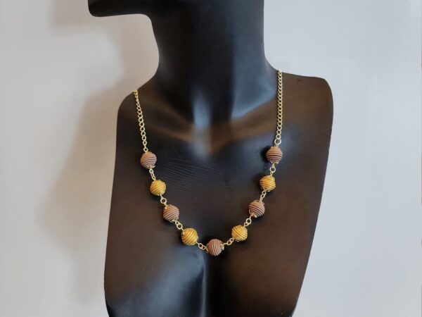 15393752402-15346690261-whatsapp-image-2025-05-09-at-16-16-21.jpeg Colar de Bolinhas com Capim Dourado