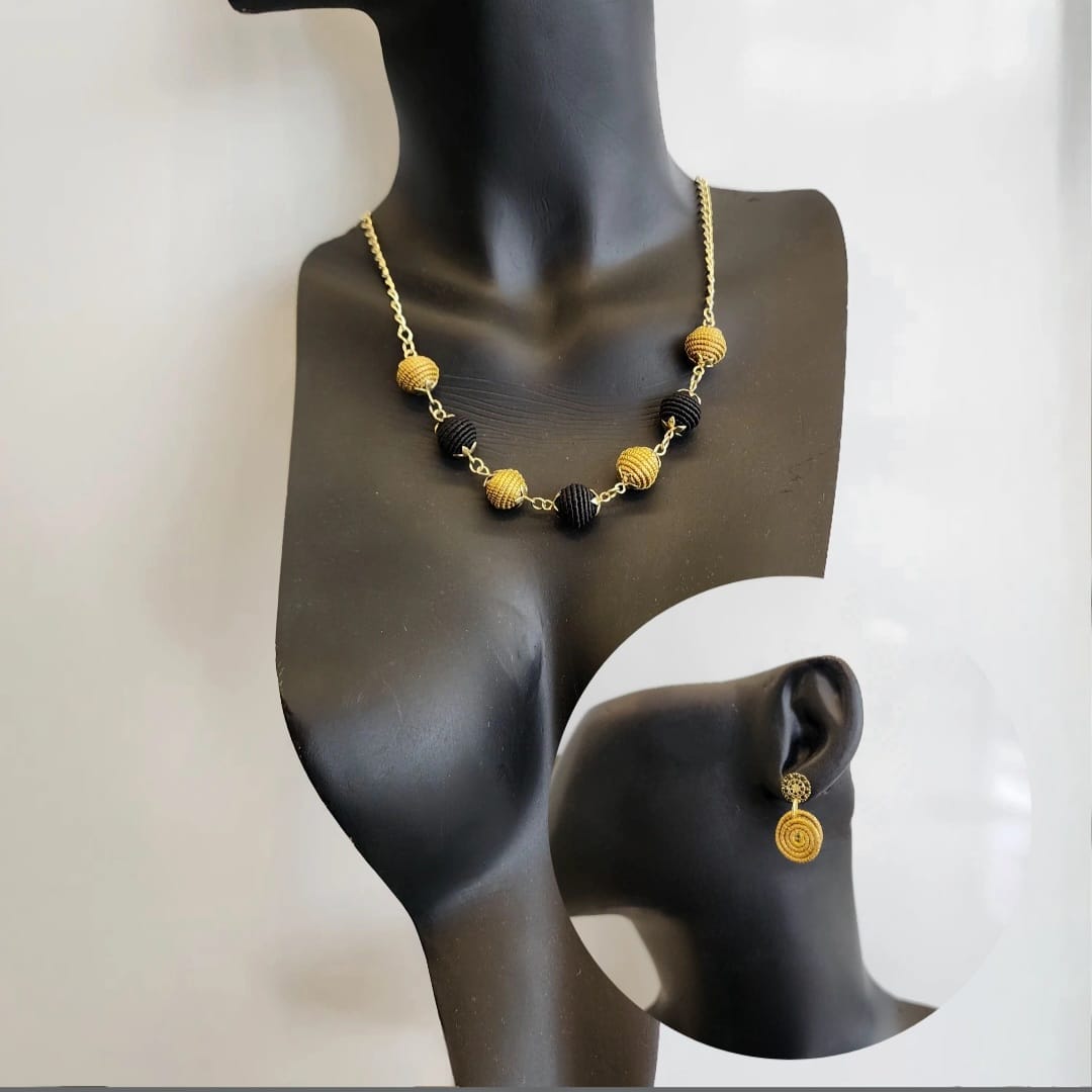Colar de Bolinhas com Capim Dourado