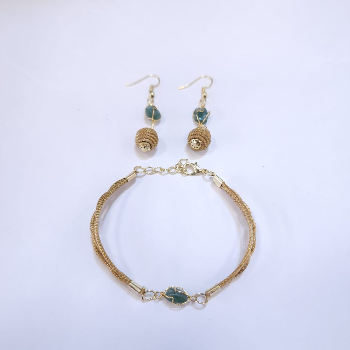 15400157025-whatsapp-image-2025-12-15-at-10-32-43.jpeg Conjunto Pulseira + Brinco Pedra com Capim Dourado