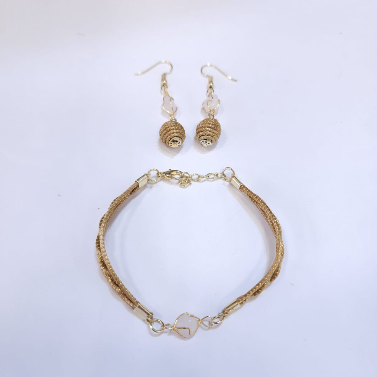15400157032-whatsapp-image-2025-12-15-at-10-32-44.jpeg Conjunto Pulseira + Brinco Pedra com Capim Dourado