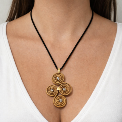 Colar de fio de Couro com Capim Dourado