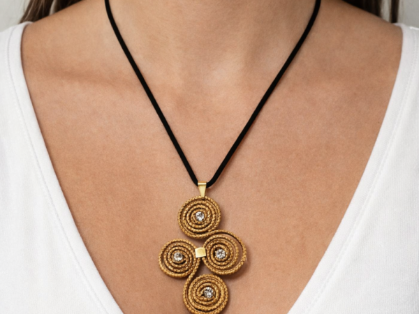 15464106529-0902.png Colar de fio de Couro com Capim Dourado