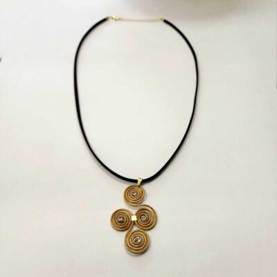 Colar de fio de Couro com Capim Dourado