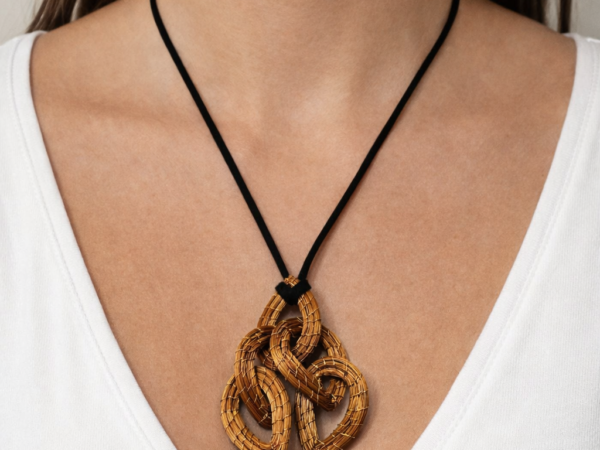 Colar de fio de Couro com Gotas de Capim Dourado