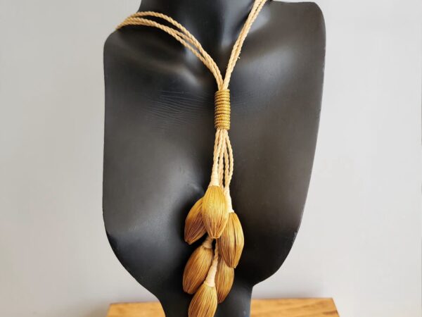 15464137481-0916.jpeg Colar de Fibra de Buriti com Gotas de Capim Dourado Gravata