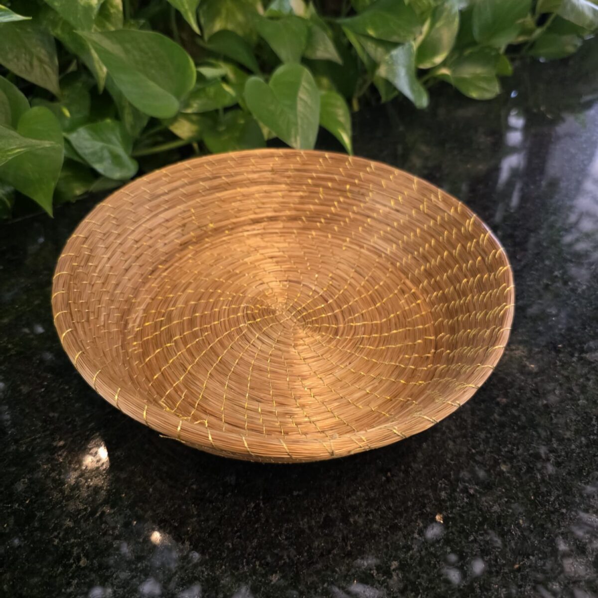 15518892880-82ead369-18af-4d03-8c94-fc2960d91263.jpg Bandeja de Capim Dourado Linha Dourada 20 x 20 x 6